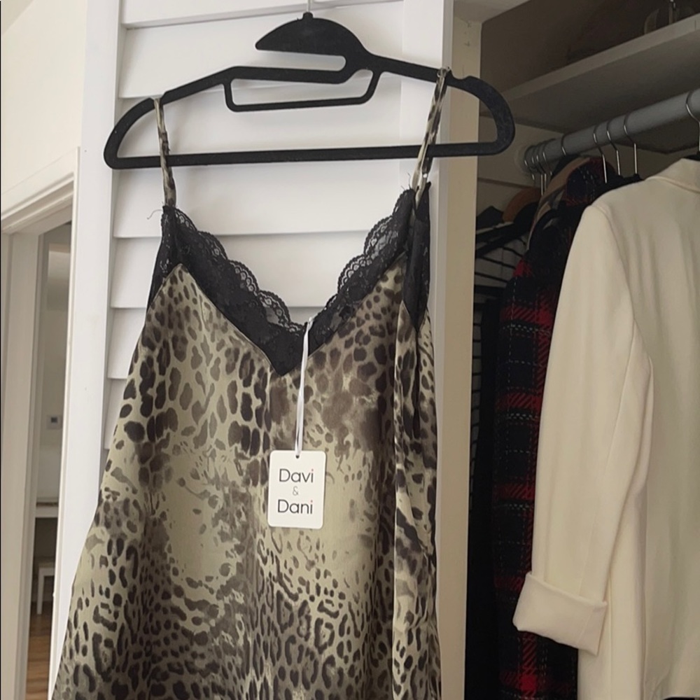 3/$30 Cute top 💕 Davi & Dani